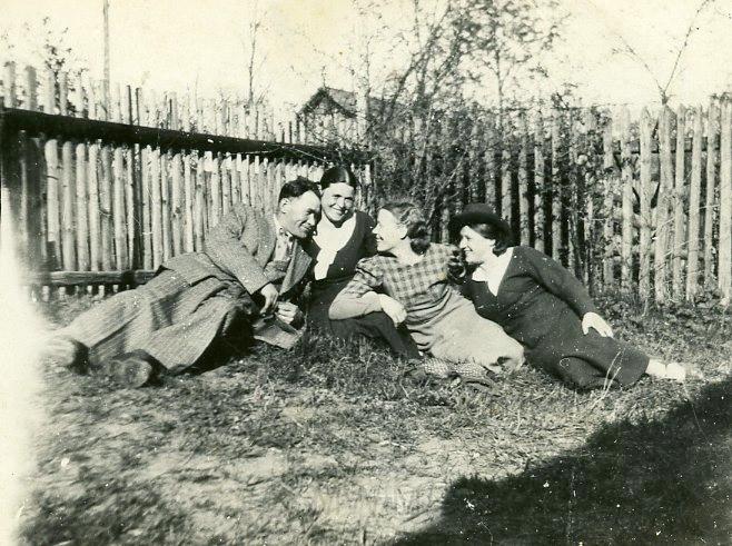 KKE 291.jpg - Od lewej: Piotr i Helena Szylkin, koleżanka Heleny Zofia Żwikiewicz, Siostra Stefania Czebruczenko. 1936-1937 r.